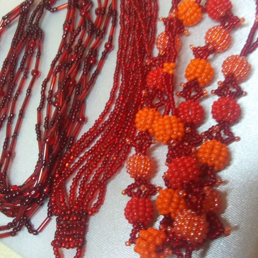 Red hand beaded 2 necklaces 1 bracelet small